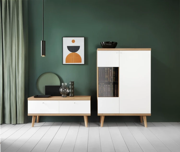 witryna-pivano-dab-riviera-bialy-160-cm-szafka-rtv-107-cm-pivano-dab-riviera-bialy-aranzacja.webp