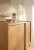 komoda-yumeli-dab-karmel-98-cm-detal.webp