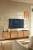 szafka-rtv-yumeli-dab-karmel-195-cm-aranzacja.webp